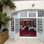 Отель Restaurant Le Lion D'or Gemozac